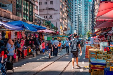 10 Ağustos 2017 - Tsim Sha Tsui, Hong Kong: İnsan kalabalığı ile sokak görmek