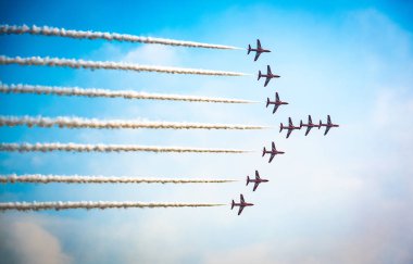 Açık mavi gökyüzü, Aero gösterisi sırasında gündüz