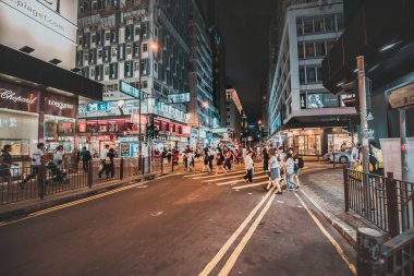 10 Ağustos 2017 - Tsim Sha Tsui, Hong Kong: İnsan kalabalığı ile sokak görmek