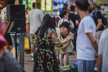 Evler ve dükkanlar, 19 Kasım, 2016 - Tsim Sha Tsui, Hong Kong ile kalabalık sokak 