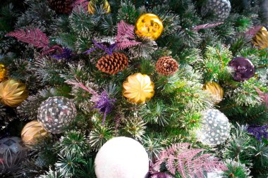 Noel süsleri olan Hong Kong sokak 