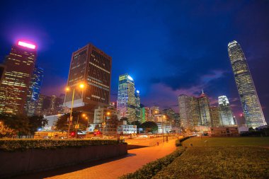 Bulutlar üzerinde gece, Hong Kong aydınlatma ile modern şehir 