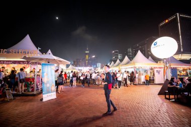 Hong Kong, Çin - 26 Ekim 2018: Hong Kong şarap ve Dine Festivali 10th edition, insanlar yiyecek, içecek ve eğlence hemen yanında çarpıcı Victoria Limanı manzarası keyfini çıkarın.