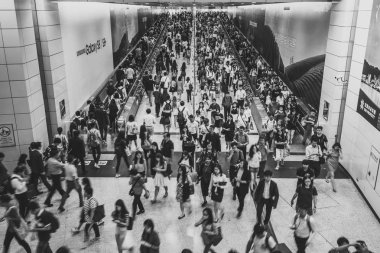 Siyah beyaz görüntü kalabalık Hong Kong sokakların 