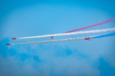 Açık mavi gökyüzü, Aero gösterisi sırasında gündüz