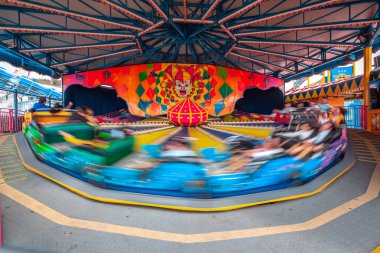 Hong Kong - 29 Kasım 2018, eğlence parkı ile carousels gündüz sırasında