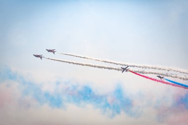 Açık mavi gökyüzü, Aero gösterisi sırasında gündüz