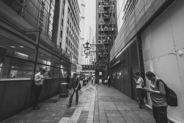 Siyah beyaz görüntü kalabalık Hong Kong sokakların 