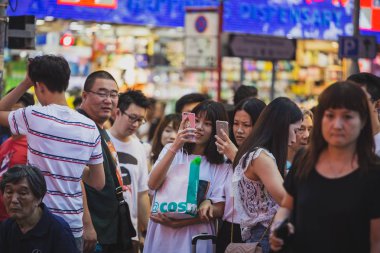 Evler ve dükkanlar, 19 Kasım, 2016 - Tsim Sha Tsui, Hong Kong ile kalabalık sokak 