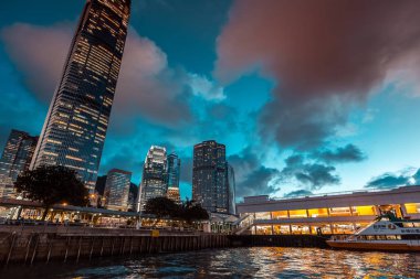 Suya karşı Hong Kong gece görünümü 