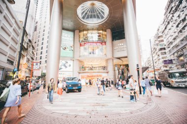 19 Kasım, 2016 - Tsim Sha Tsui, Hong Kong: Hong Kong ünlü Nathan Road'da Cumartesi Kasım, 2016 sokak görünümü.