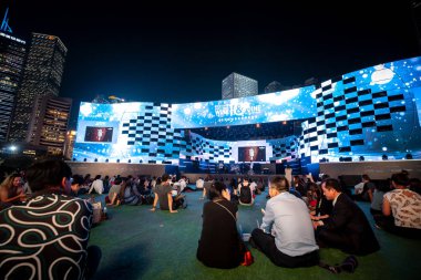 Hong Kong, Çin - 26 Ekim 2018: Hong Kong şarap ve Dine Festivali 10th edition, insanlar yiyecek, içecek ve eğlence hemen yanında çarpıcı Victoria Limanı manzarası keyfini çıkarın.