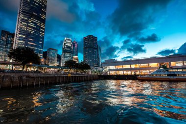 Suya karşı Hong Kong gece görünümü 