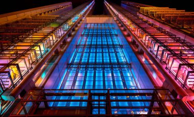 Geceleri, Hong Kong bina modern cam düşük açılı görünüş 