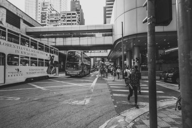 Siyah beyaz görüntü kalabalık Hong Kong sokakların 