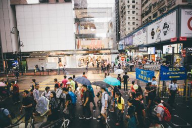 19 Kasım, 2016 - Tsim Sha Tsui, Hong Kong: Hong Kong ünlü Nathan Road'da Cumartesi Kasım, 2016 sokak görünümü.