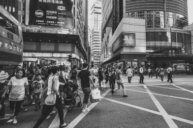 Siyah beyaz görüntü kalabalık Hong Kong sokakların 