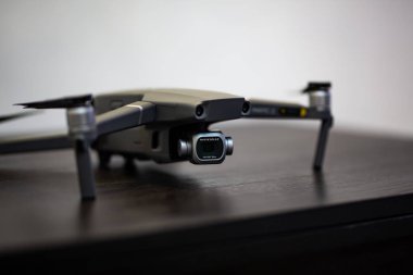 ahşap yüzeyde dronun görünümü kadar kapatın 