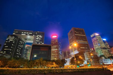 Bulutlar üzerinde gece, Hong Kong aydınlatma ile modern şehir 