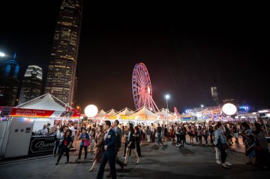 Hong Kong, Çin - 26 Ekim 2018: Hong Kong şarap ve Dine Festivali 10th edition, insanlar yiyecek, içecek ve eğlence hemen yanında çarpıcı Victoria Limanı manzarası keyfini çıkarın.