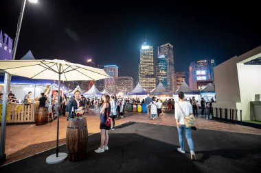 Hong Kong, Çin - 26 Ekim 2018: Hong Kong şarap ve Dine Festivali 10th edition, insanlar yiyecek, içecek ve eğlence hemen yanında çarpıcı Victoria Limanı manzarası keyfini çıkarın.