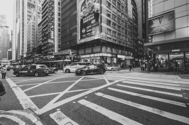 Siyah beyaz görüntü kalabalık Hong Kong sokakların 