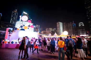 Hong Kong, Çin - 26 Ekim 2018: Hong Kong şarap ve Dine Festivali 10th edition, insanlar yiyecek, içecek ve eğlence hemen yanında çarpıcı Victoria Limanı manzarası keyfini çıkarın.