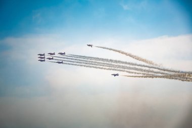 Açık mavi gökyüzü, Aero gösterisi sırasında gündüz