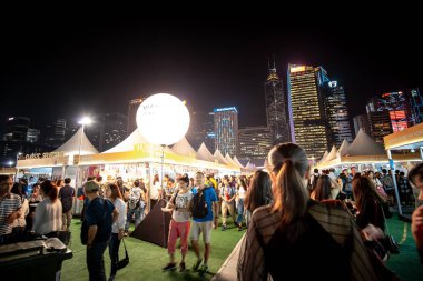 Hong Kong, Çin - 26 Ekim 2018: Hong Kong şarap ve Dine Festivali 10th edition, insanlar yiyecek, içecek ve eğlence hemen yanında çarpıcı Victoria Limanı manzarası keyfini çıkarın.