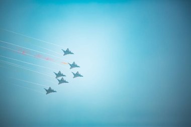 Açık mavi gökyüzü, Aero gösterisi sırasında gündüz