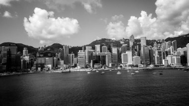 Su, siyah beyaz görüntü karşı Hong Kong gece görünümü 