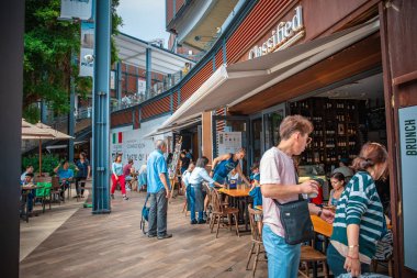 Stanley, Hong Kong - 04 Kasım 2018: ziyaret ettikleri Hong Kong Stanley Market görünümü ve ana cadde, turistler için gerekir-go yerlerden biri olmasıdır