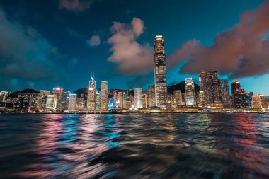 Suya karşı Hong Kong gece görünümü 