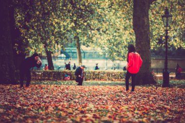 Sonbahar park ve düşen yapraklar, insanlar yürürken, insanlar 