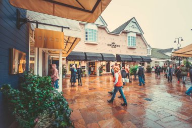 Bicester Village sırasında gündüz, Oxfordshire, İngiltere