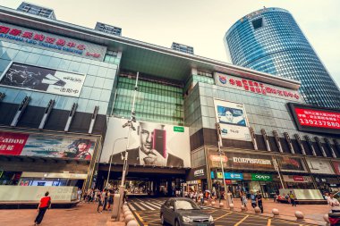 10 Ağustos 2017 - Tsim Sha Tsui, Hong Kong: İnsan kalabalığı ile sokak görmek