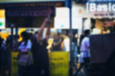 Evler ve dükkanlar, 19 Kasım, 2016 - Tsim Sha Tsui, Hong Kong ile kalabalık sokak 