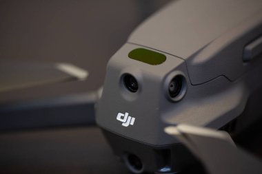 ahşap yüzeyde dronun görünümü kadar kapatın 