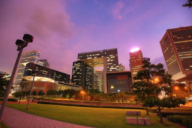 Bulutlar üzerinde gece, Hong Kong aydınlatma ile modern şehir 