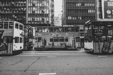 Siyah beyaz görüntü kalabalık Hong Kong sokakların 