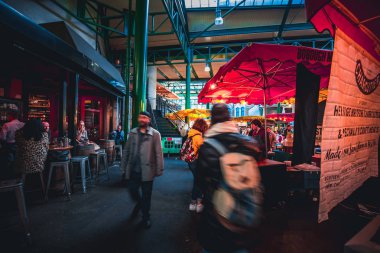 21 Ekim 2017 - Kings Cross Station, Londra: İç ve dış görünümü Kings Cross İstasyonu ve Londra, İngiltere'de alışveriş