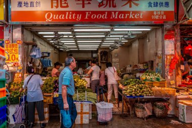 10 Ağustos 2017 - Tsim Sha Tsui, Hong Kong: İnsan kalabalığı ile sokak görmek