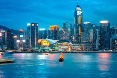 Gökdelenler suya karşı görünümünü Asya şehir - Hong Kong, Çin, seyahat 