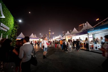 Hong Kong, Çin - 26 Ekim 2018: Hong Kong şarap ve Dine Festivali 10th edition, insanlar yiyecek, içecek ve eğlence hemen yanında çarpıcı Victoria Limanı manzarası keyfini çıkarın.
