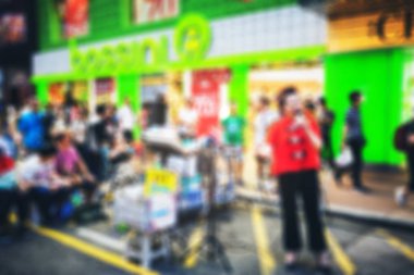 Evler ve dükkanlar, 19 Kasım, 2016 - Tsim Sha Tsui, Hong Kong ile kalabalık sokak 