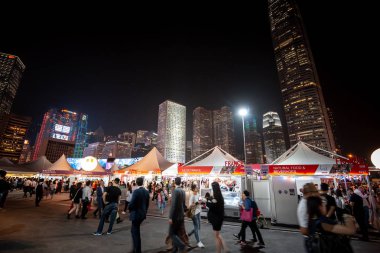 Hong Kong, Çin - 26 Ekim 2018: Hong Kong şarap ve Dine Festivali 10th edition, insanlar yiyecek, içecek ve eğlence hemen yanında çarpıcı Victoria Limanı manzarası keyfini çıkarın.
