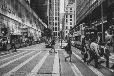 Siyah beyaz görüntü kalabalık Hong Kong sokakların 