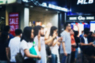 Evler ve dükkanlar, 19 Kasım, 2016 - Tsim Sha Tsui, Hong Kong ile kalabalık sokak 