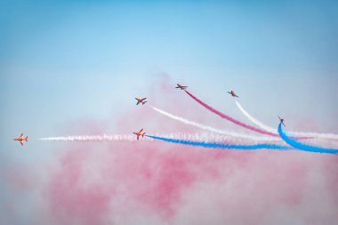 Açık mavi gökyüzü, Aero gösterisi sırasında gündüz