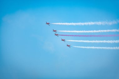 Açık mavi gökyüzü, Aero gösterisi sırasında gündüz